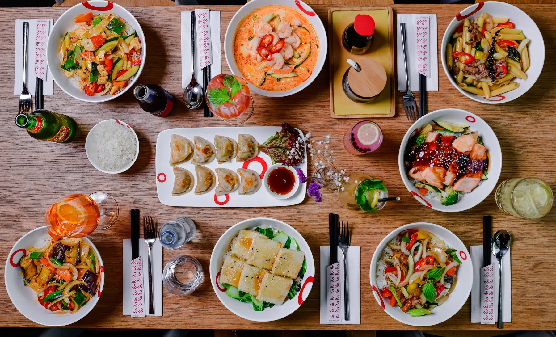 Tafel mit verschiedenen asiatischen Gerichten zum Teilen