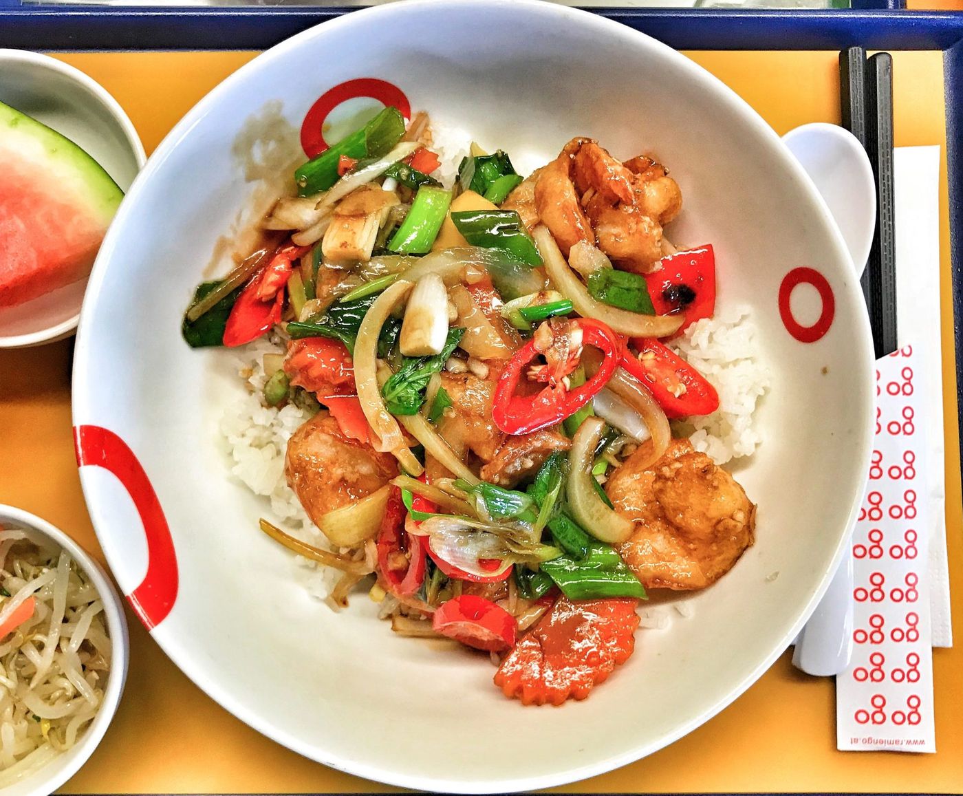 Frisches Wok-Gericht in einer Schale mit rotem go-Branding